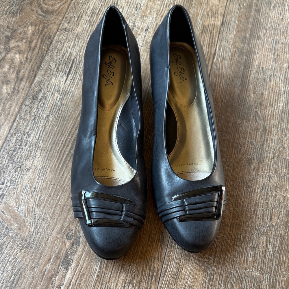 Soft Style Black Heels Sleek Design - never worn